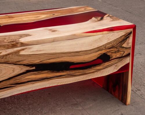 Czerwona ławeczka, drewno i żywica